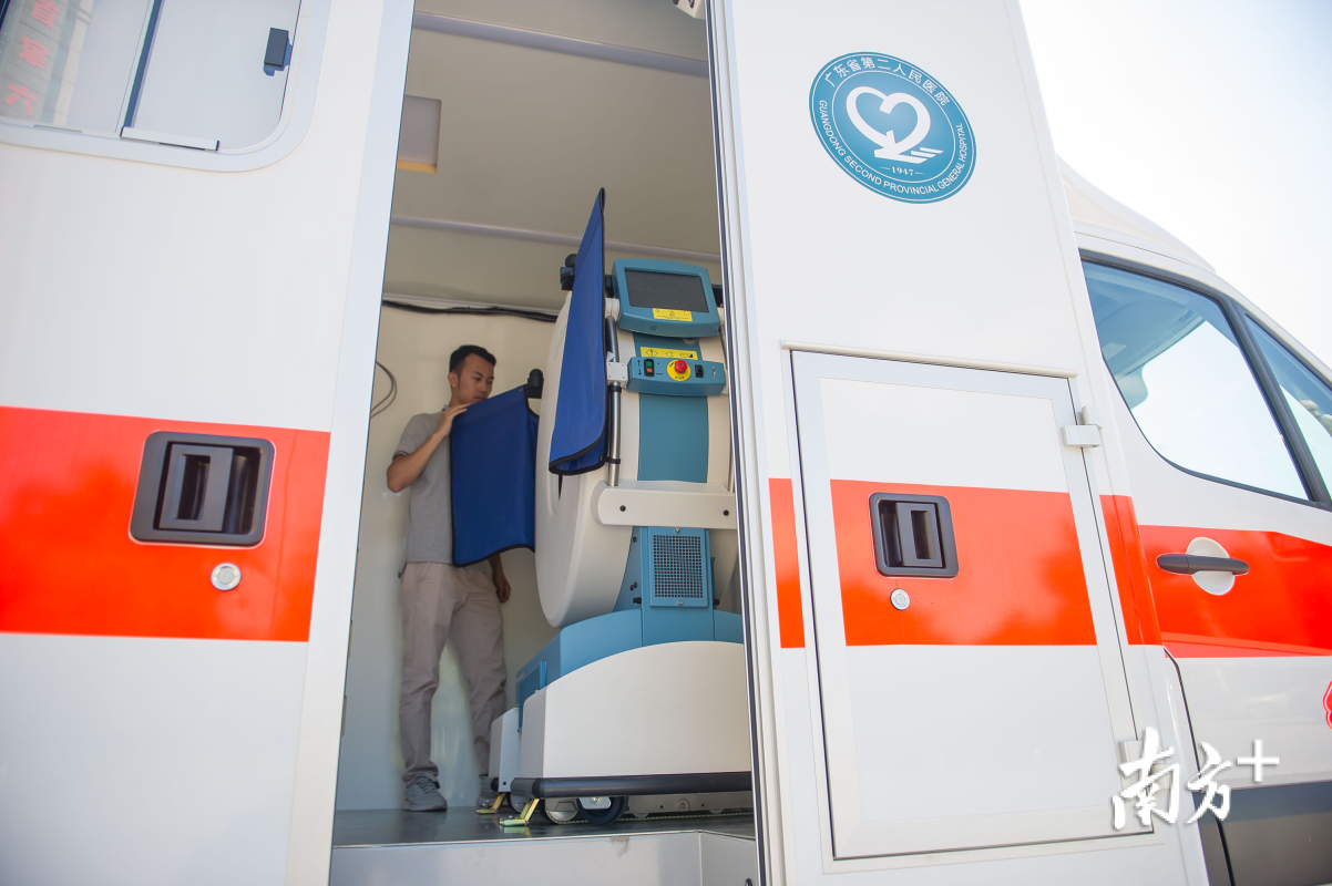救護(hù)車上即可溶栓！華南首臺移動CT救護(hù)車亮相